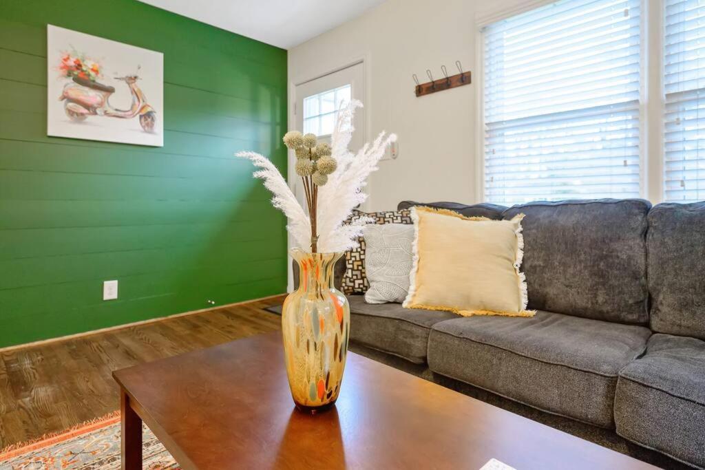 Cozy 3 Bedroom Cottage With Huge Fenced-In Yard 罗利 外观 照片